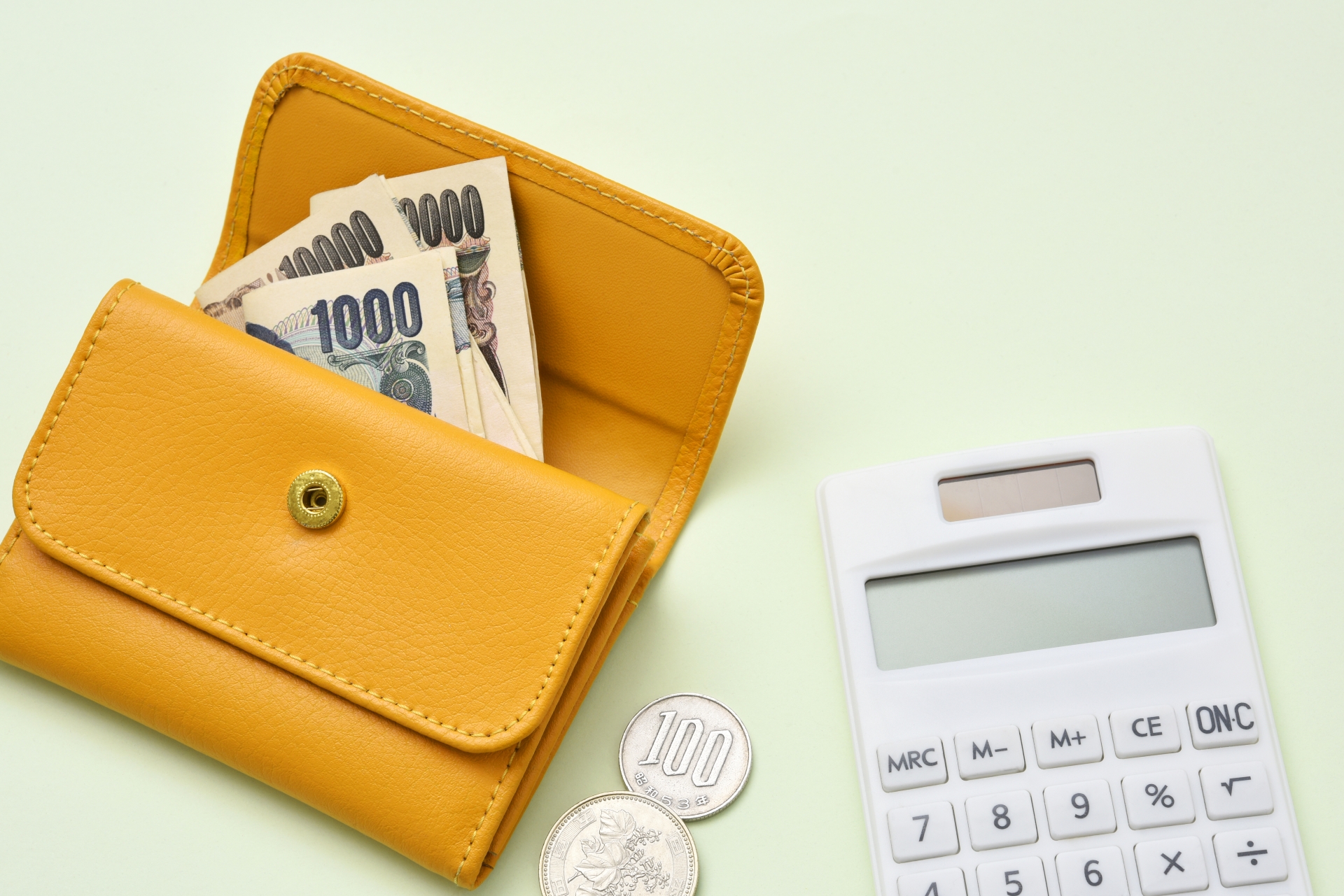 数千円入っている財布と電卓