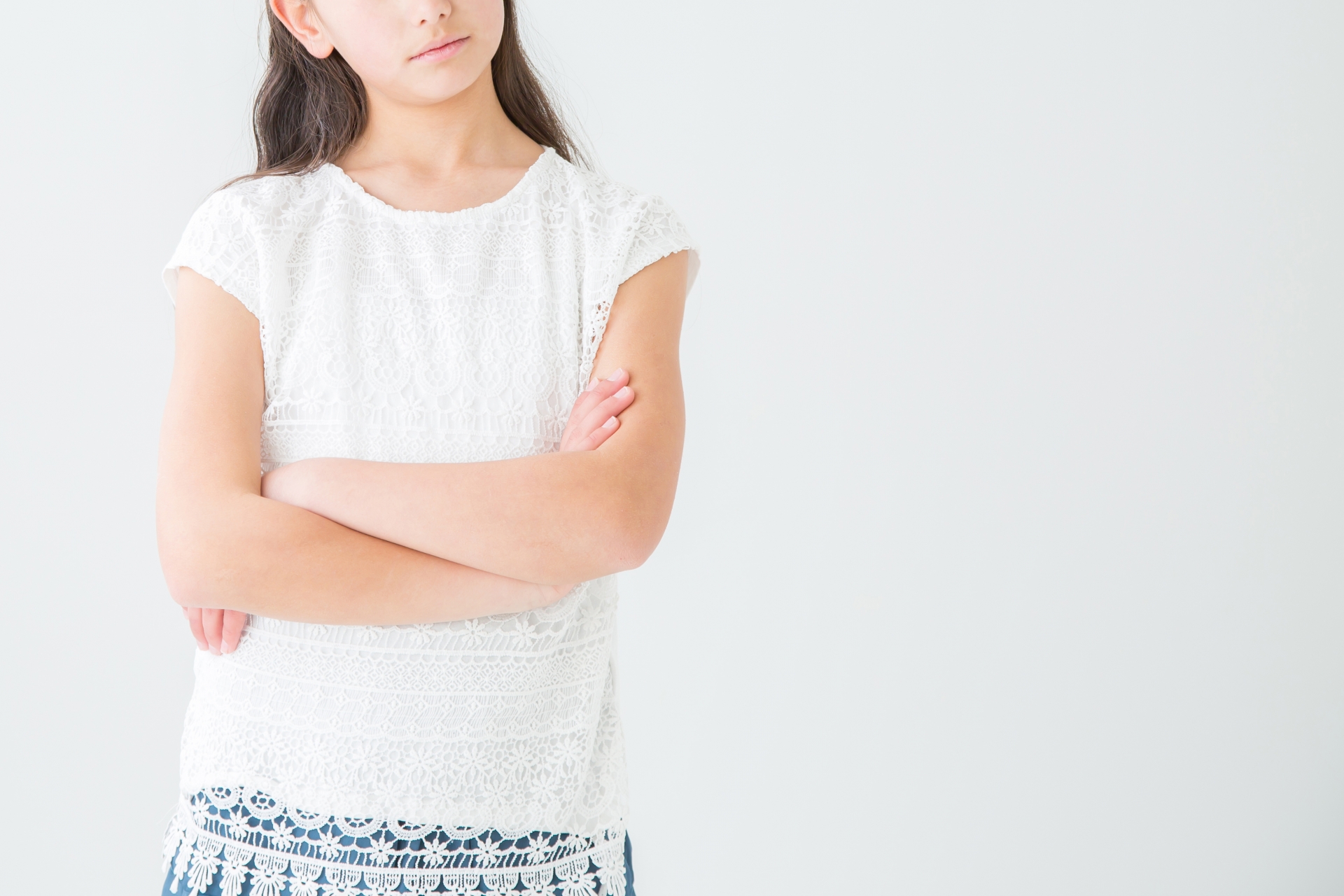 女の子が悩んでいる様子