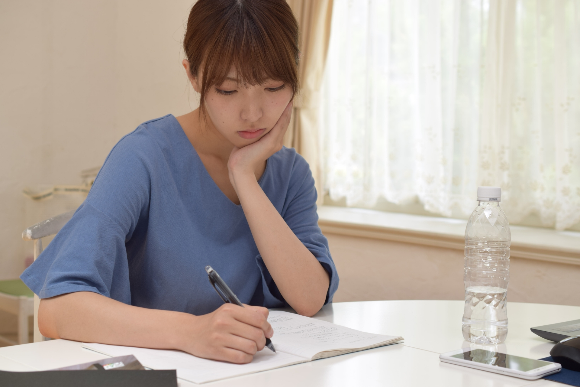 赤字に頭を悩ませる女性