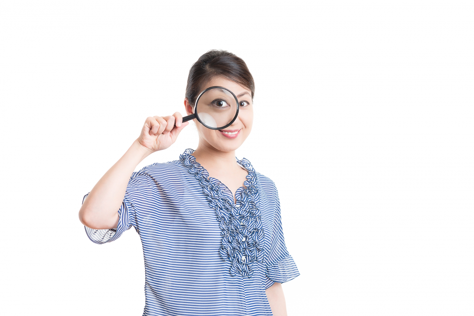 女性が虫眼鏡で見ている