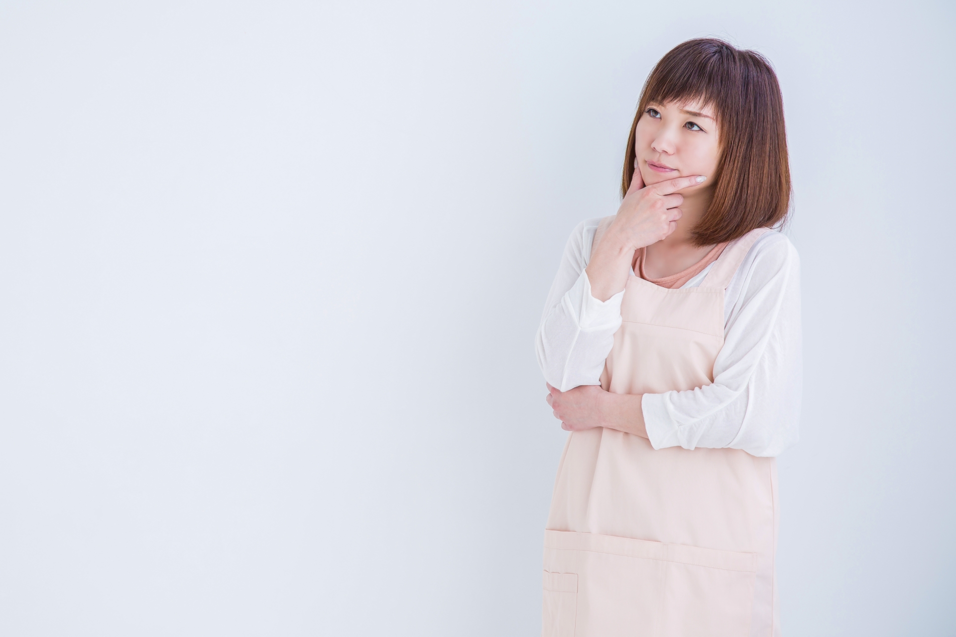 自転車保険の加入を悩む女性