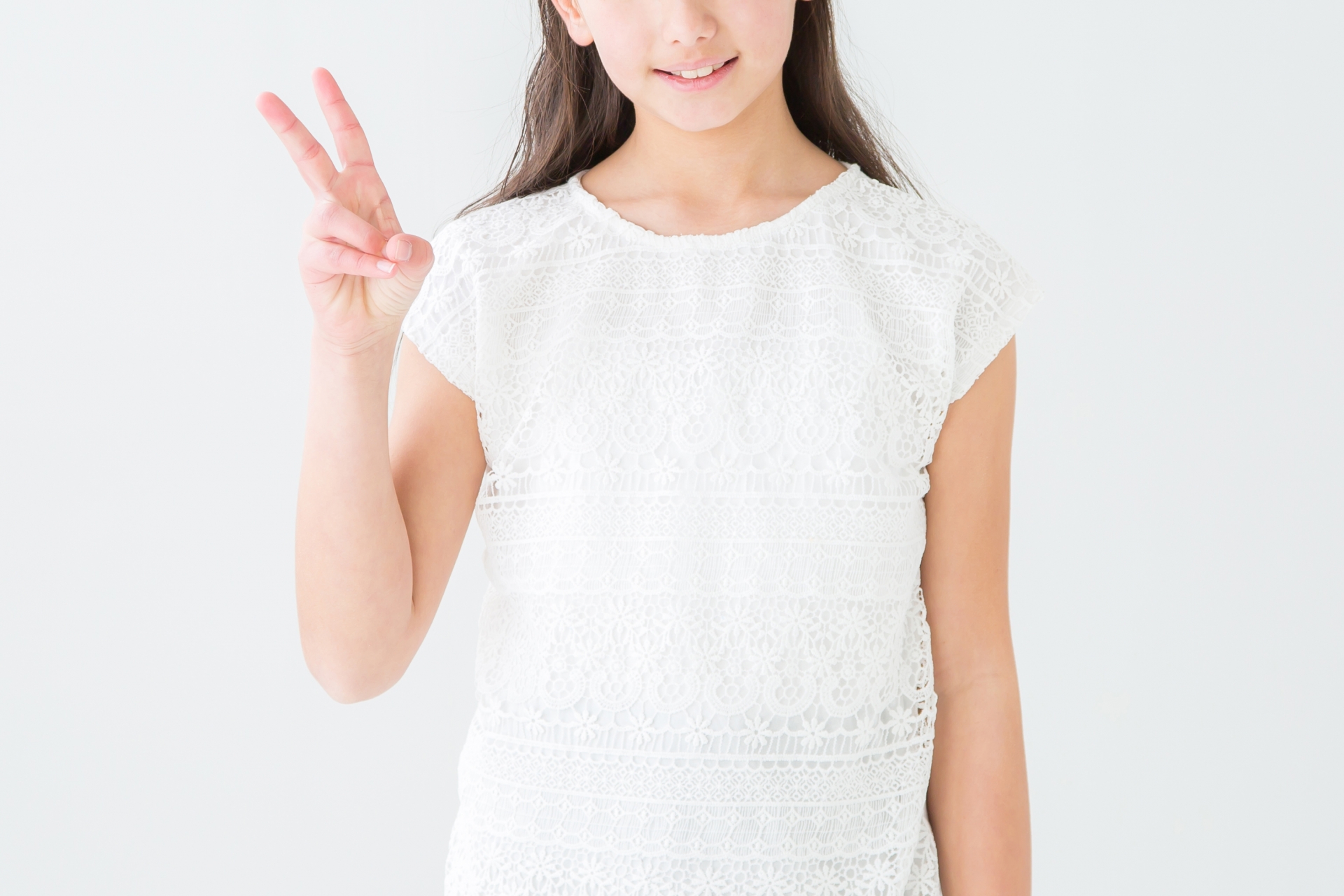 女性が2の数字をつくっている