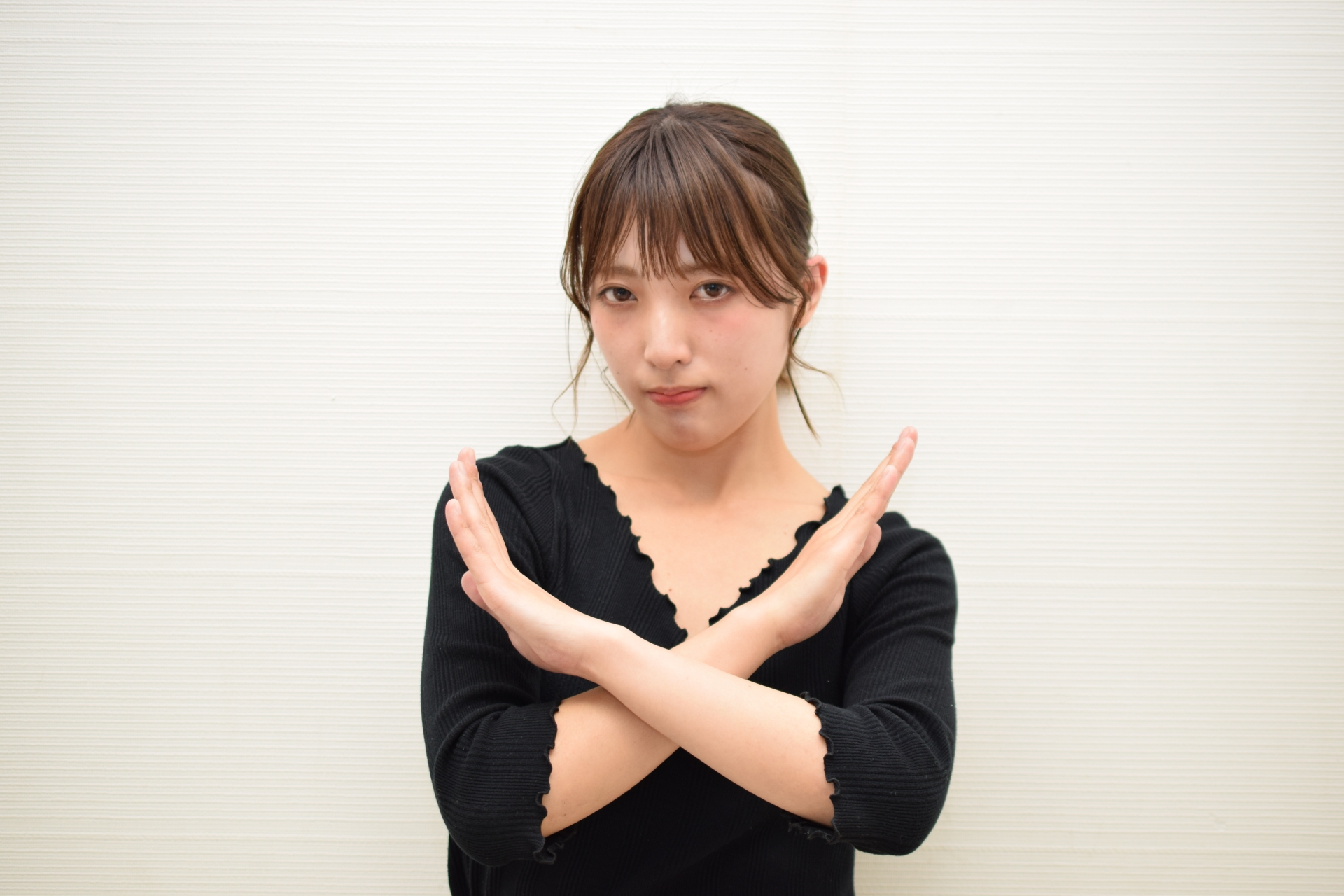 ばつをしている女性