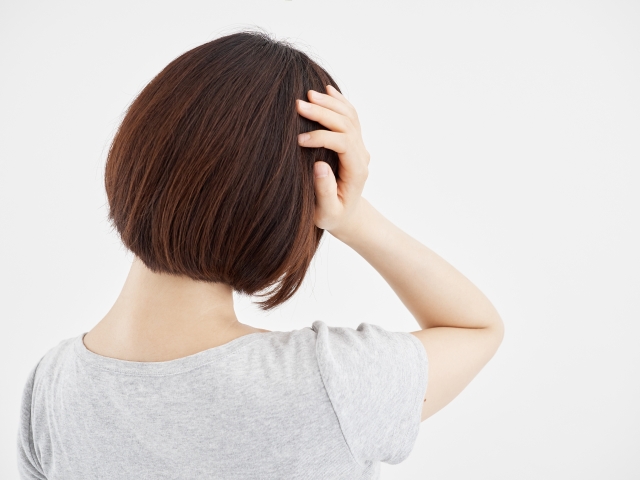 頭を抱える女性