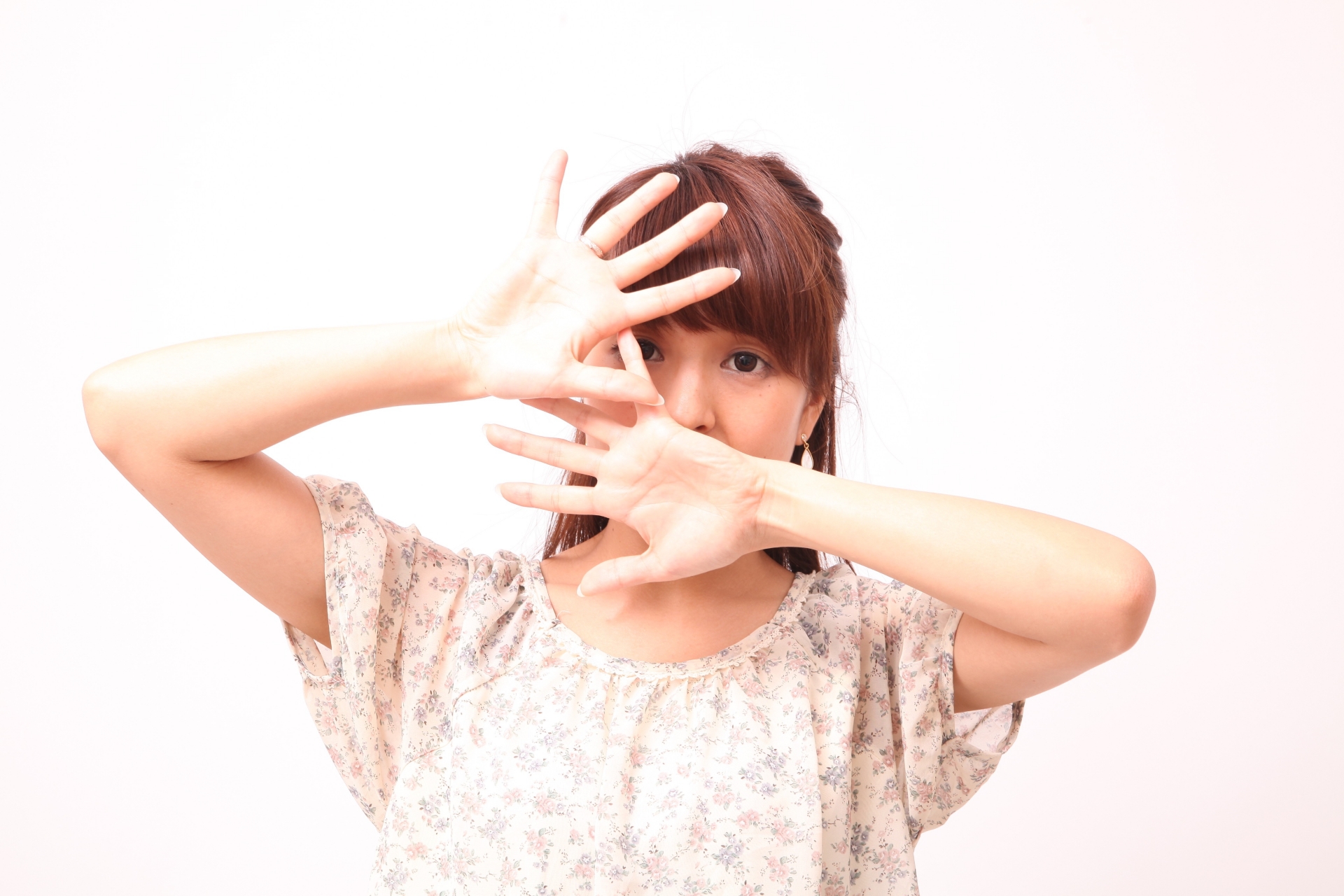 顔を隠している女性