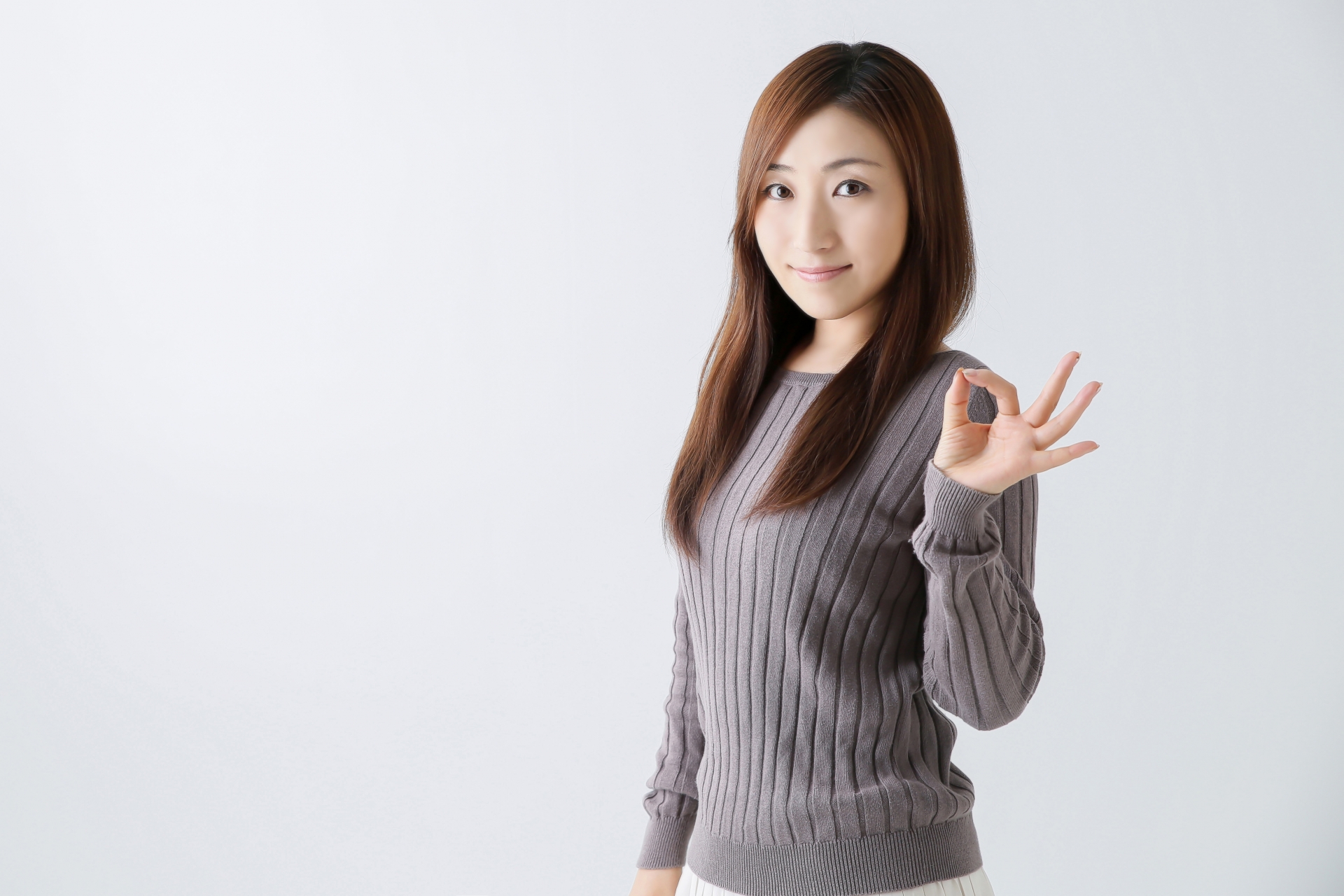 女性が丸を指で作っている