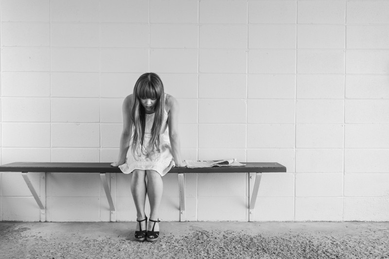 女性が落ち込む