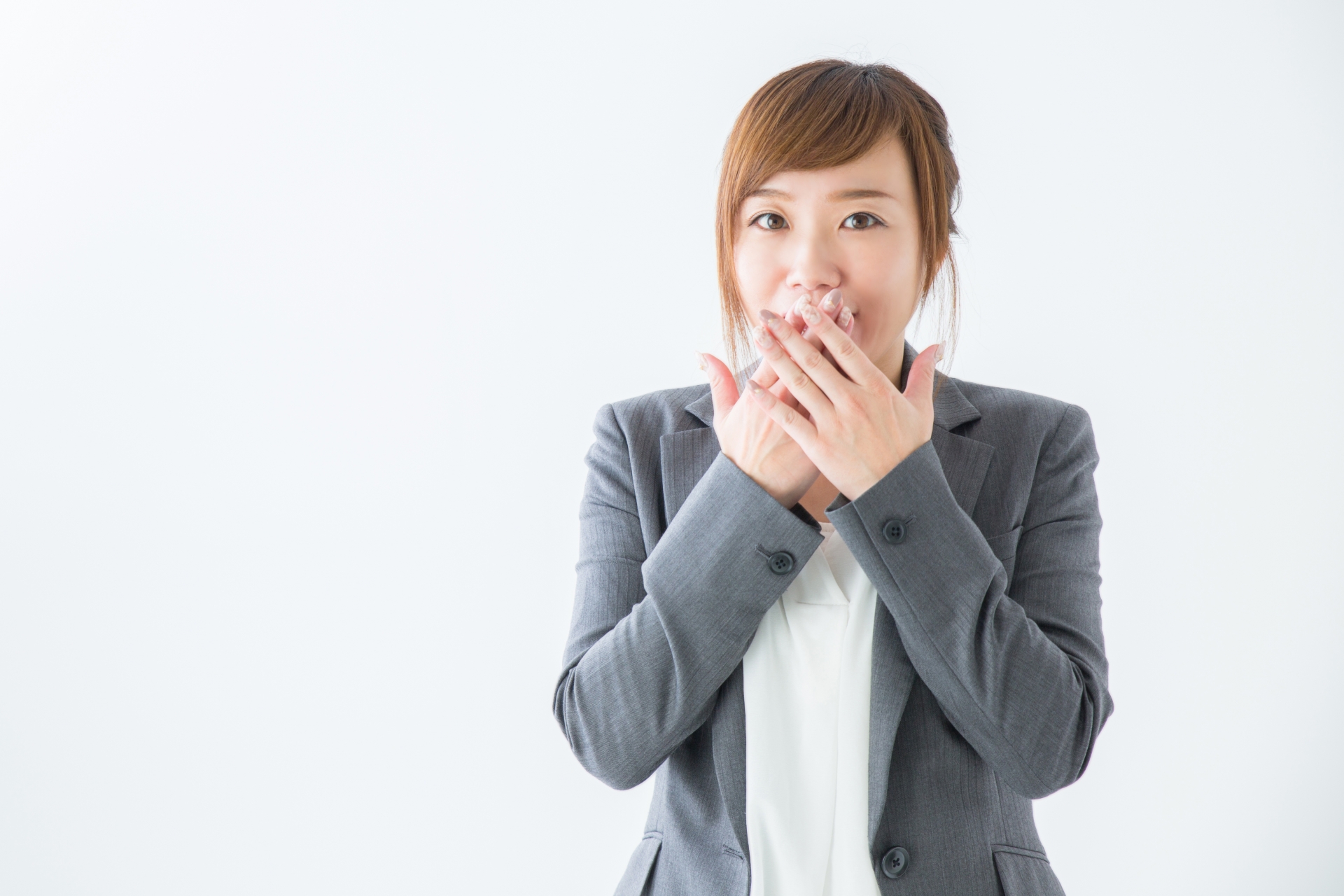 女性が口に手を当ててびっくりしている
