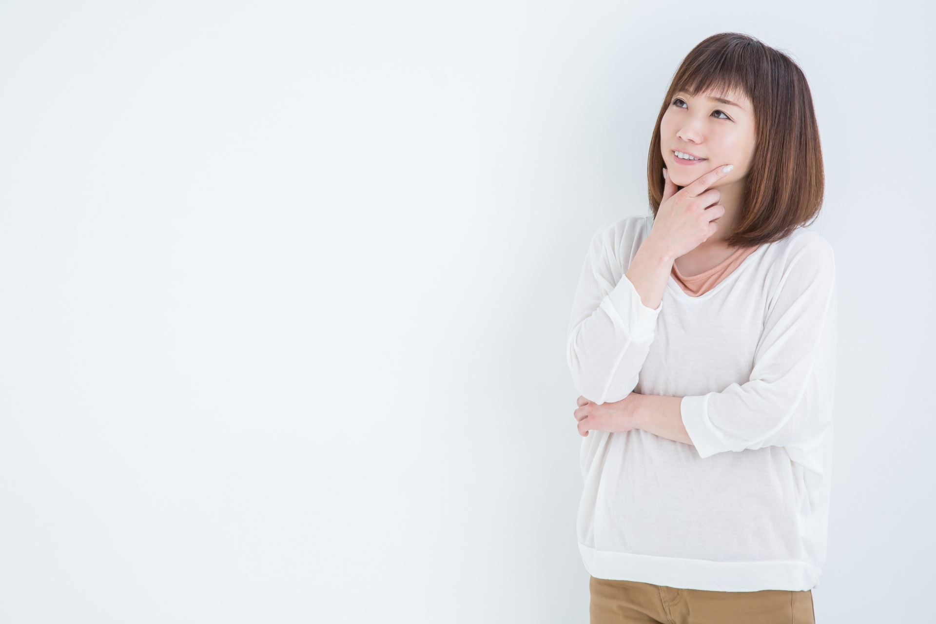 笑顔で考える女性