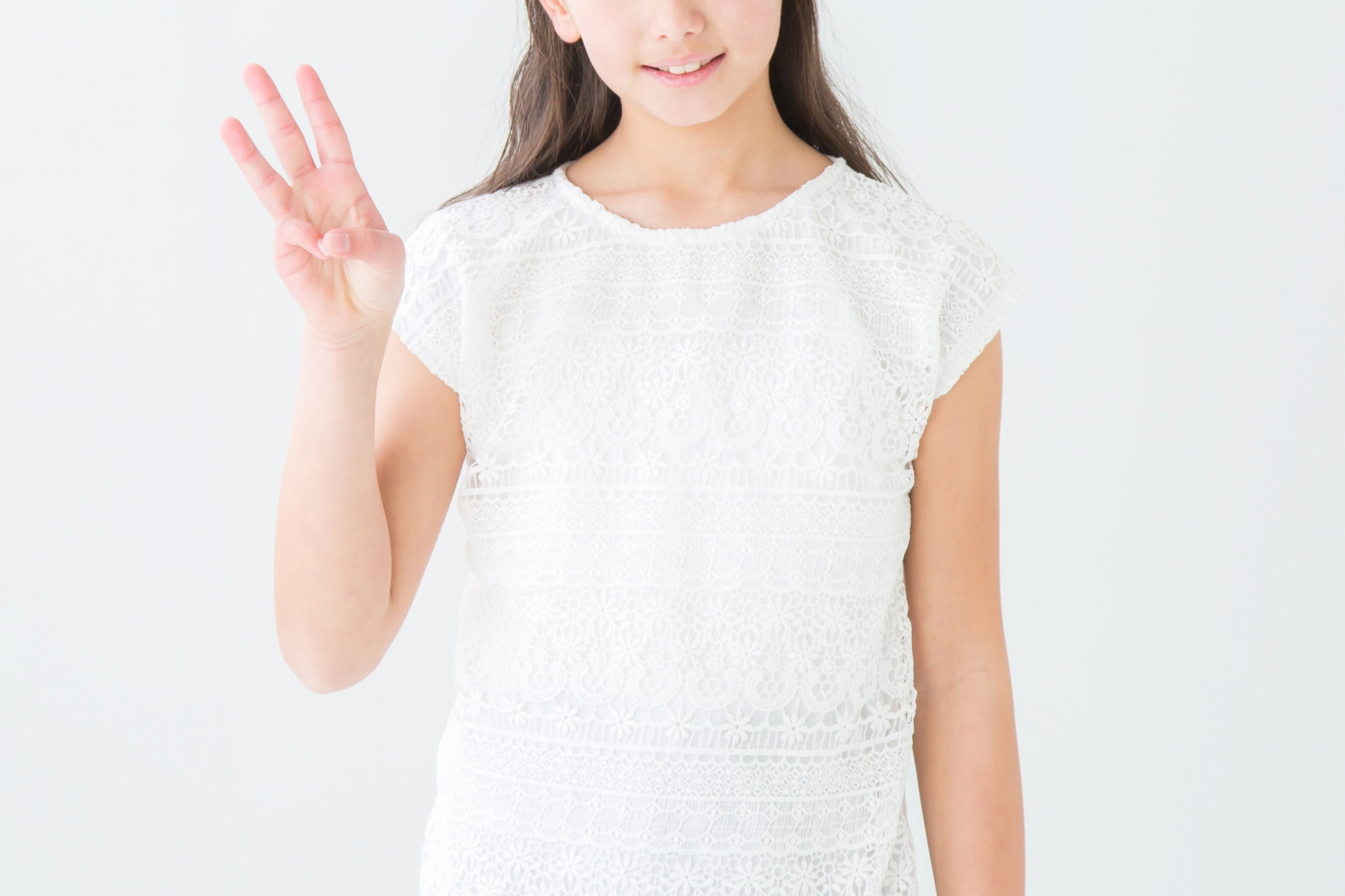女性が3つの指をこちらに向けている