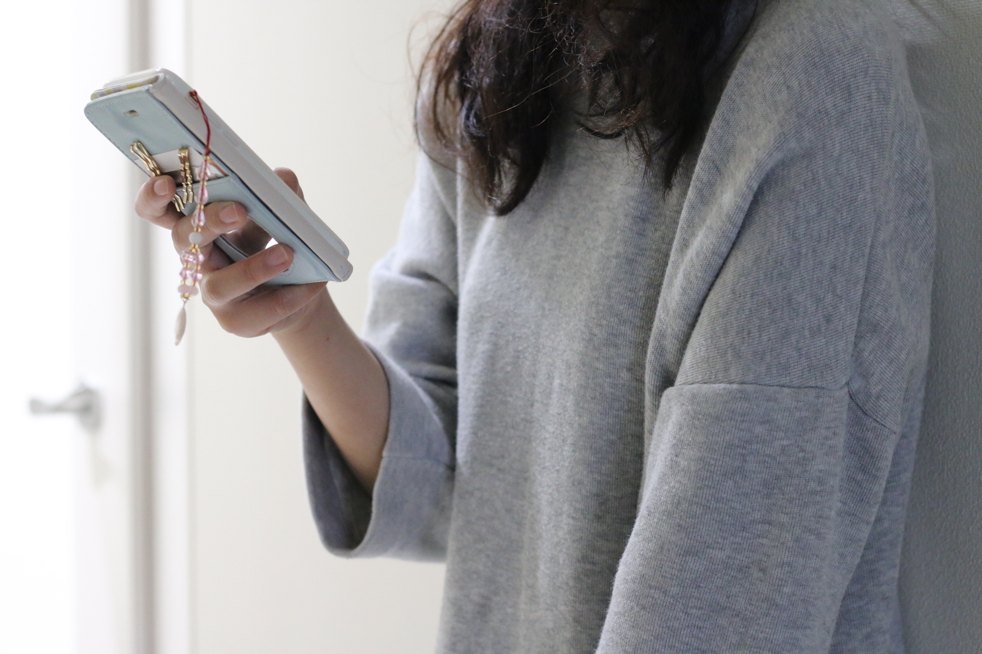 女性が副業について携帯で調べている