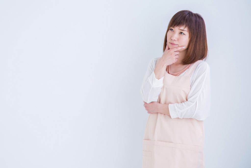 考え込む女性