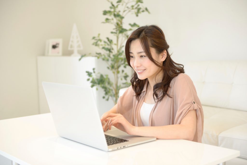 インターネットで商品を購入・販売している女性