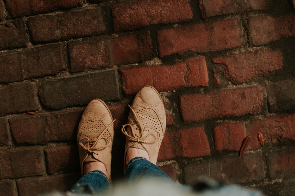 コンクリートの上にある女性の足